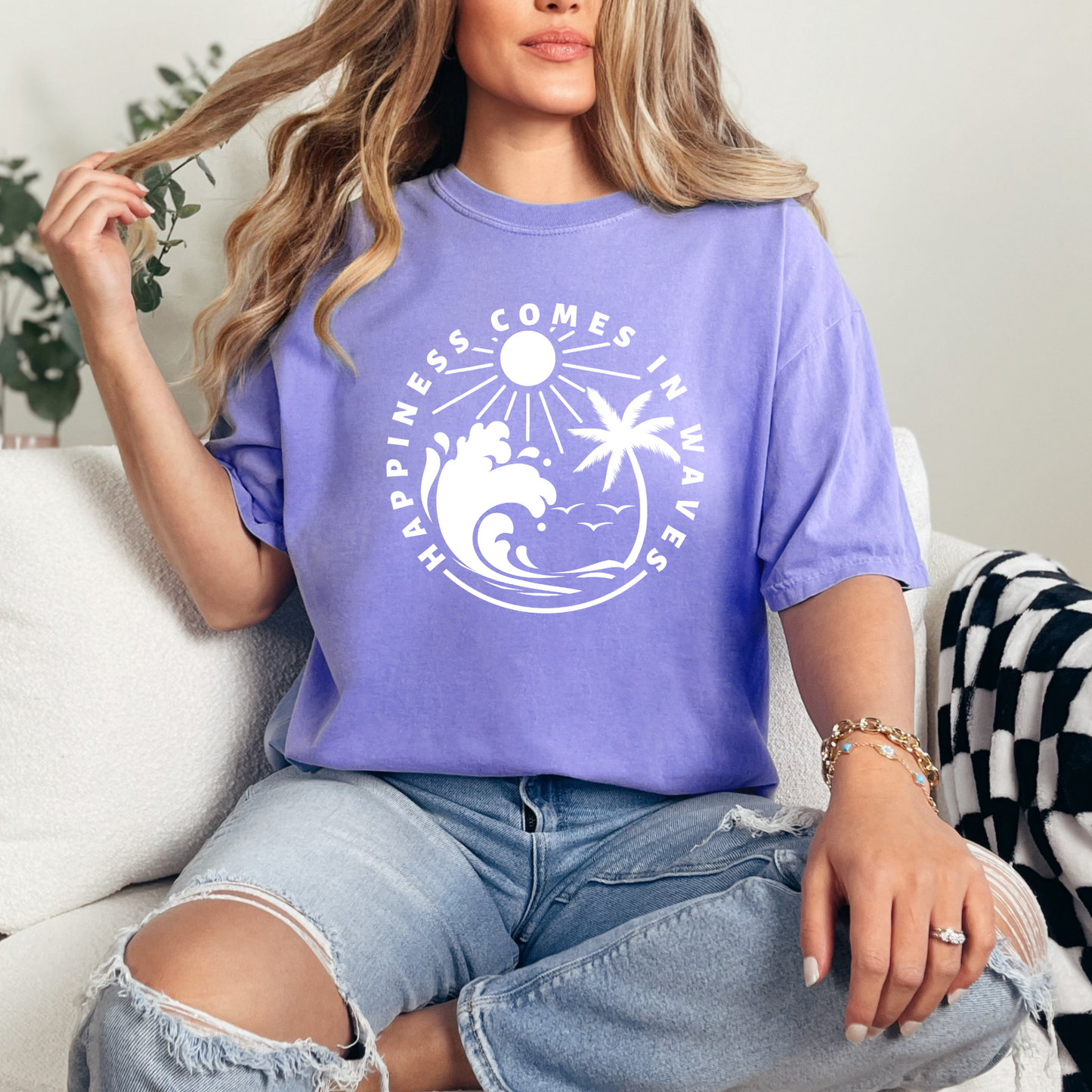 Happiness comes in waves Graphic Tee