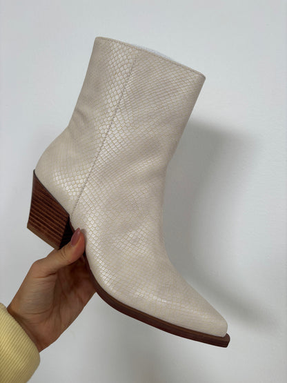 Miley Low Calf Pointed Alligator Boots